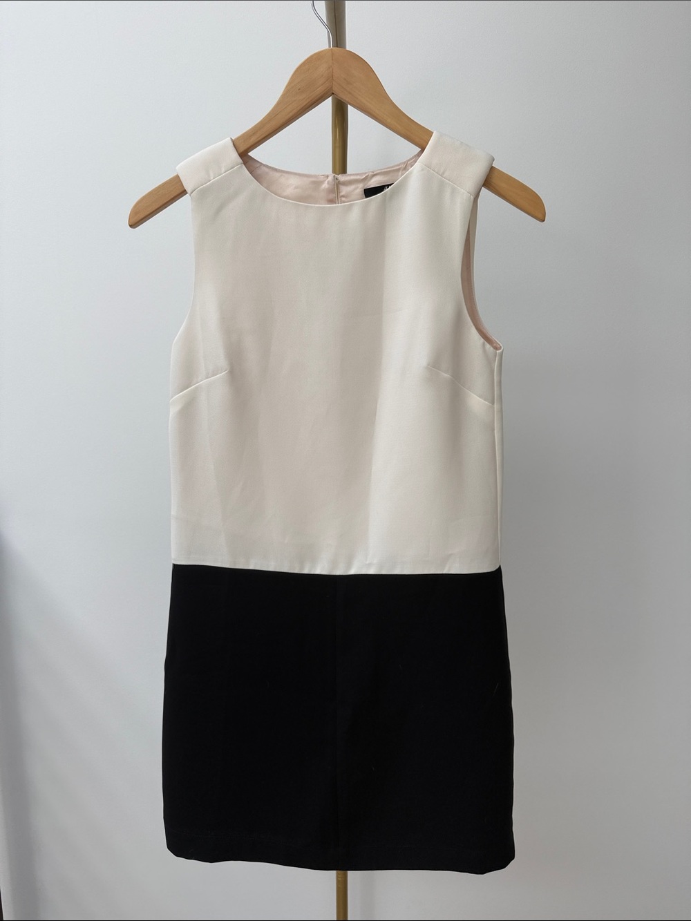 Sleeveless Two-Tone Shift Dress in Ivory and Black Size 2